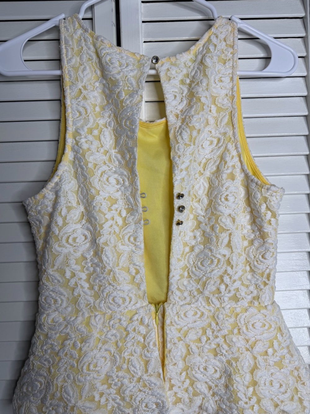 Chelsea & Violet Yellow Lace Floral Dress – Size M – Sleeveless Fit & Flare - Picture 6 of 6